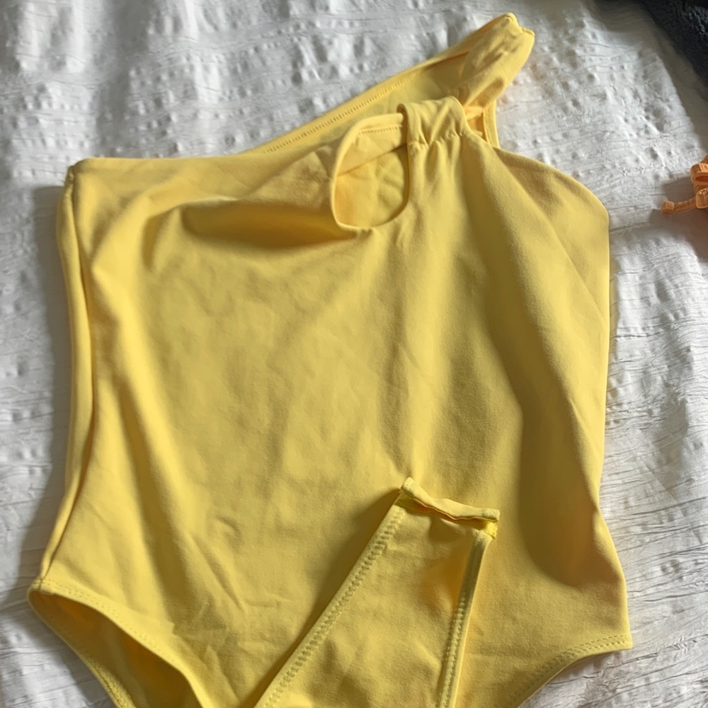 SHEIN Bright Yellow Kids Bodysuit